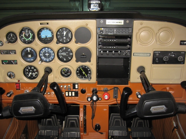 1984 cessna 172 cockpit